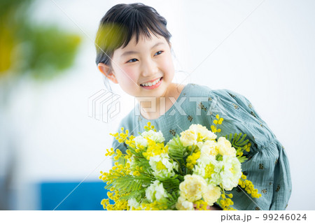 ミモザの花束を持った女の子 ミモザの花束を持った女の子 99246024