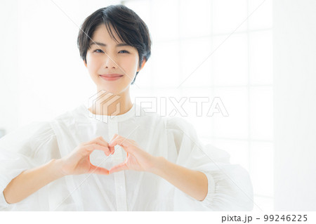 女性　ハートのサイン 99246225