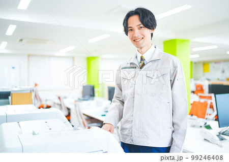 オフィスでコピー機を使う若いエンジニアの男性 99246408