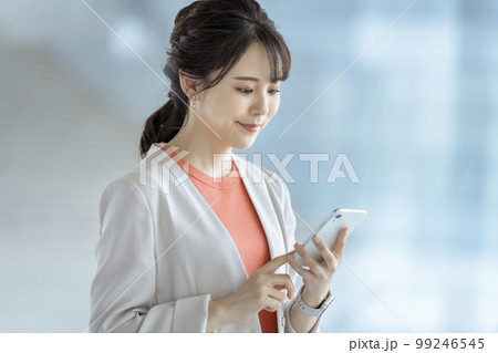 スマートフォンを操作するビジネスウーマン 99246545