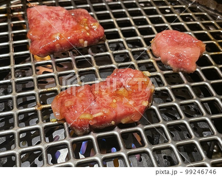 高級な牛肉(リブ)の網焼き 高級な牛肉(リブ)の網焼き 99246746