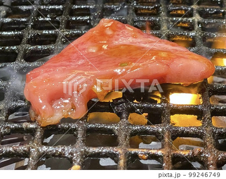 焼き始めの牛肉に煙立つ 焼き始めの牛肉に煙立つ 99246749