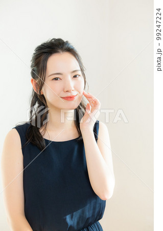 紺のワンピースの女性  99247224