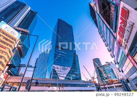 日本の東京都市景観 渋谷の宮益坂下交差点から東京メトロ銀座線渋谷駅やオフィスビル群などを望む 日本の東京都市景観 渋谷の宮益坂下交差点から東京メトロ銀座線渋谷駅やオフィスビル群などを望む 99248527