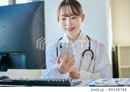オンライン診療をする若い女性医師 99248788