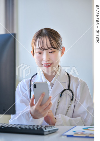 オンライン診療をする若い女性医師 オンライン診療をする若い女性医師 99248789