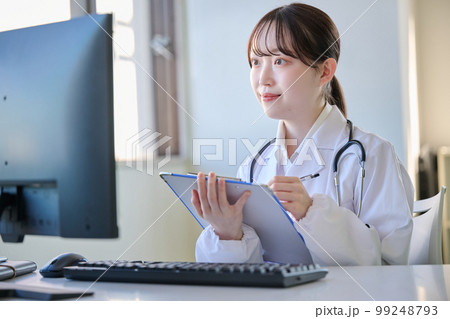 オンライン診療をする若い女性医師 オンライン診療をする若い女性医師 99248793