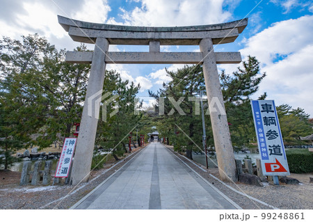 備前国一宮 吉備津彦神社 鳥居と参道 備前国一宮 吉備津彦神社 鳥居と参道 99248861