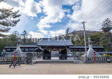 備前国一宮 吉備津彦神社 随神門と大燈籠 備前国一宮 吉備津彦神社 随神門と大燈籠 99248866