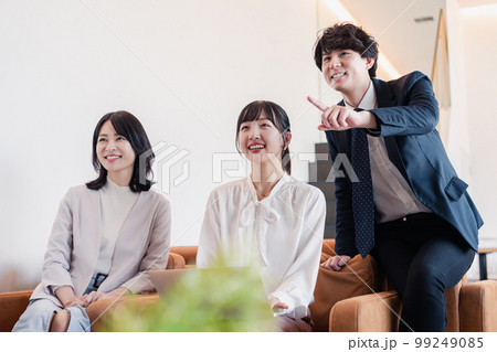 プレゼン資料の確認をする3人のビジネスパーソン 99249085