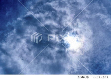 夏空の太陽と雲 横浜 夏空の太陽と雲 横浜 99249384