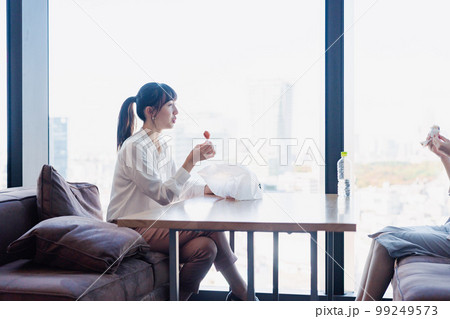 同僚と一緒にランチを食べるビジネスウーマン 99249573