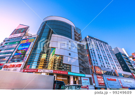 日本の東京都市景観　渋谷の宮益坂下交差点から商業ビルやビックカメラ、ホテルなどを望む 99249689