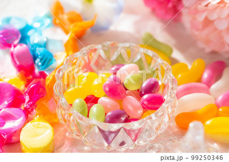 レトロでカラフルなお菓子たち レトロでカラフルなお菓子たち 99250346