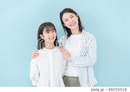 仲良し親子　母娘　ブルーバック 99250518