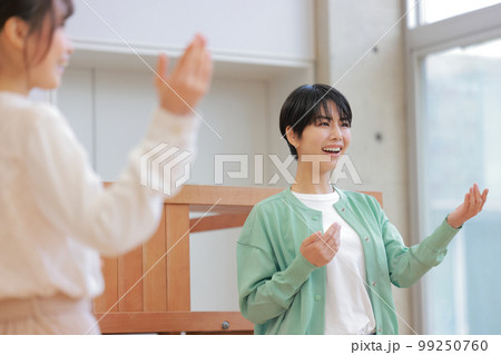 ボーカルレッスンする女性_3 99250760