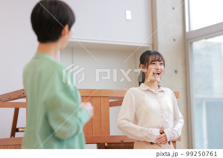 _ボイストレーナーから教わりながら発声練習する若い女性_2 _ボイストレーナーから教わりながら発声練習する若い女性_2 99250761