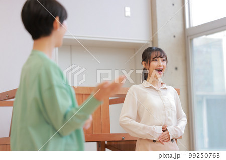 _ボイストレーナーから教わりながら発声練習する若い女性_4 99250763