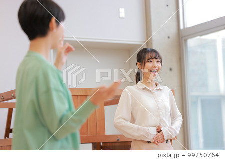 _ボイストレーナーから教わりながら発声練習する若い女性_5 _ボイストレーナーから教わりながら発声練習する若い女性_5 99250764