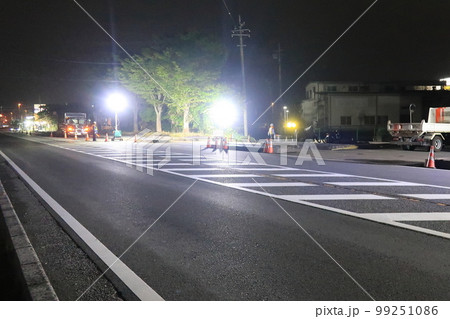 夜間の歩道工事現場 夜間の歩道工事現場 99251086