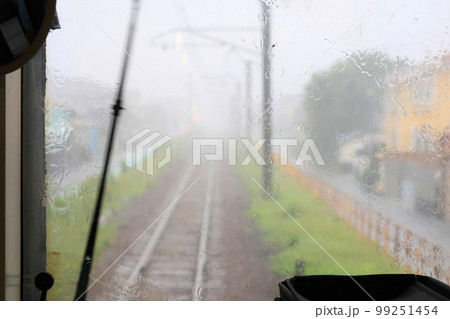 2022年夏の朝、雨降りの日豊本線延岡駅から宮崎駅までの風景 99251454