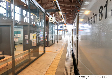 2022年夏の朝、雨降りの日豊本線延岡駅から宮崎駅までの風景 2022年夏の朝、雨降りの日豊本線延岡駅から宮崎駅までの風景 99251458
