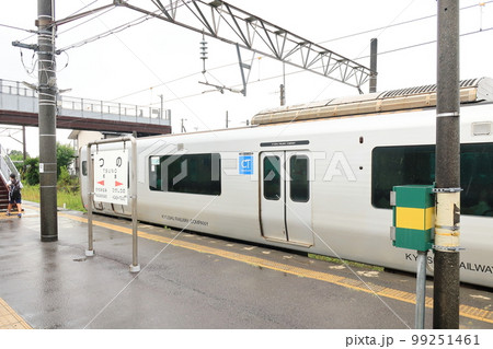 2022年夏の朝、雨降りの日豊本線延岡駅から宮崎駅までの風景 99251461