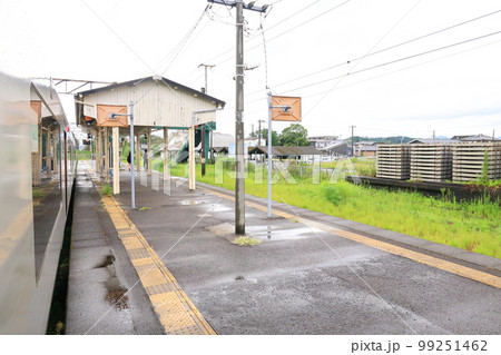 2022年夏の朝、雨降りの日豊本線延岡駅から宮崎駅までの風景 2022年夏の朝、雨降りの日豊本線延岡駅から宮崎駅までの風景 99251462