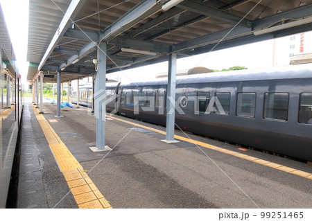 2022年夏の朝、雨降りの日豊本線延岡駅から宮崎駅までの風景 2022年夏の朝、雨降りの日豊本線延岡駅から宮崎駅までの風景 99251465