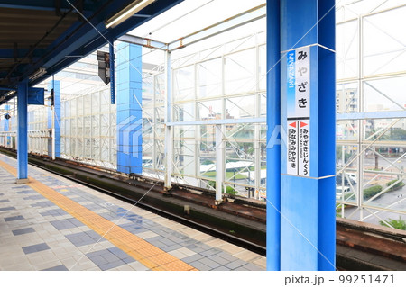 雨降りの日豊本線延岡駅から宮崎駅までの風景(2022年夏の朝) 雨降りの日豊本線延岡駅から宮崎駅までの風景(2022年夏の朝) 99251471