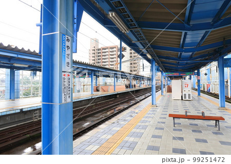 2022年夏の朝、雨降りの日豊本線延岡駅から宮崎駅までの風景 2022年夏の朝、雨降りの日豊本線延岡駅から宮崎駅までの風景 99251472
