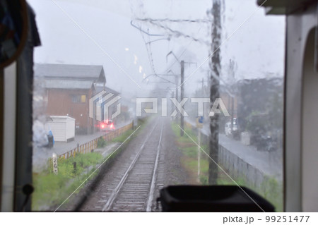 2022年夏の朝、雨降りの日豊本線延岡駅から宮崎駅までの風景 99251477