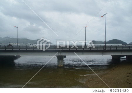 2022年夏の朝、雨降りの日豊本線延岡駅から宮崎駅までの風景 99251480