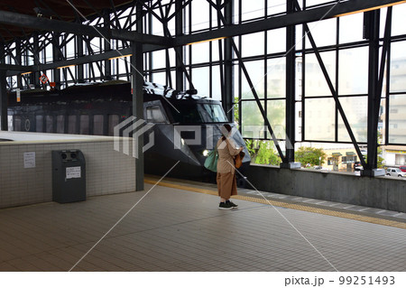 2022年夏の朝、雨降りの日豊本線延岡駅から宮崎駅までの風景 2022年夏の朝、雨降りの日豊本線延岡駅から宮崎駅までの風景 99251493