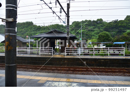 2022年夏の朝、雨降りの日豊本線延岡駅から宮崎駅までの風景 2022年夏の朝、雨降りの日豊本線延岡駅から宮崎駅までの風景 99251497