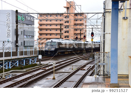 2022年夏の朝、雨降りの日豊本線延岡駅から宮崎駅までの風景 99251527