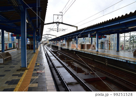 2022年夏の朝、雨降りの日豊本線延岡駅から宮崎駅までの風景 99251528