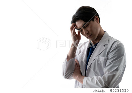 医療イメージ　白衣の男性 99251539