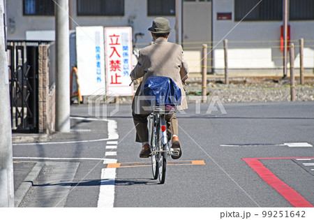 自転車に乗る元気なシニア 99251642
