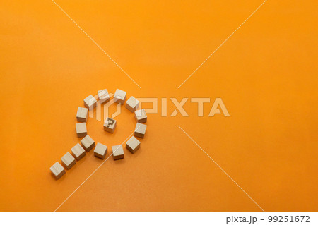 検索メガネの中にはてなのウッドキューブがあるオレンジの背景 検索メガネの中にはてなのウッドキューブがあるオレンジの背景 99251672