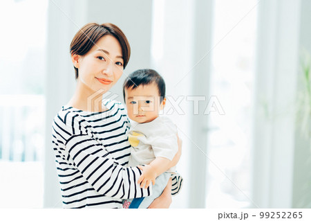 赤ちゃんを抱っこする母親。 赤ちゃんを抱っこする母親。 99252265