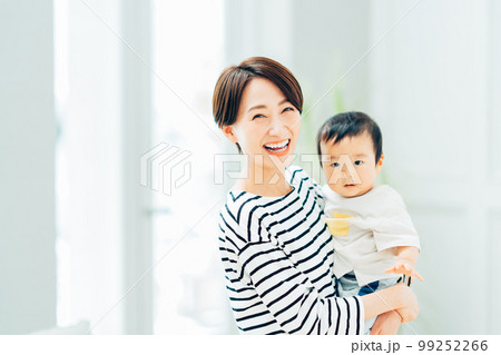 赤ちゃんを抱っこする母親。 99252266