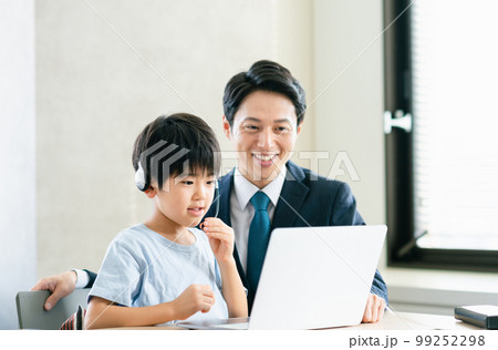 オンライン授業を受ける小学生 99252298