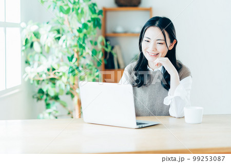 リビングでテレワークをする若い女性。 99253087