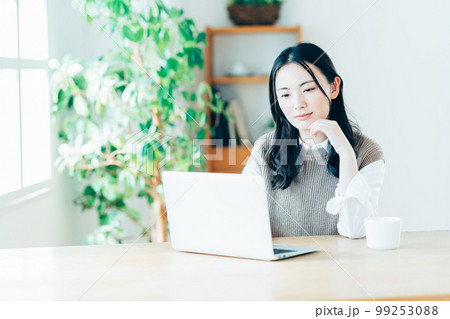 リビングでテレワークをする若い女性。 99253088