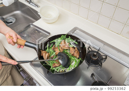 【レバニラ炒めを作る　すべての具材を炒める】 99253362