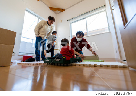 家族でカーテンレールの取付 99253767