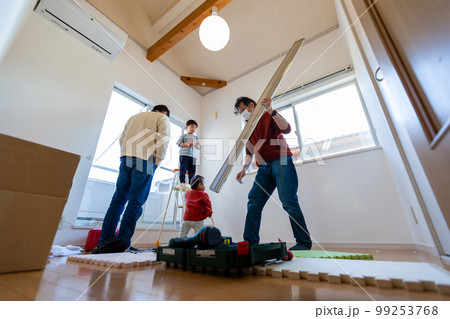 家族でカーテンレールの取付 99253768