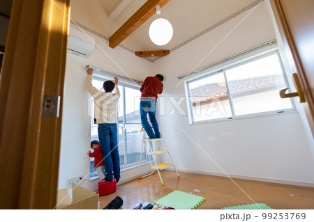 家族でカーテンレールの取付 家族でカーテンレールの取付 99253769