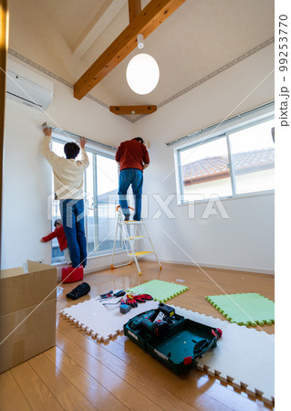 家族でカーテンレールの取付 99253770